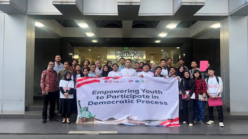 Empowering Youth to Participate in Democratic Process: Memahami Demokrasi melalui Seminar, Diskusi, dan Bermain Peran