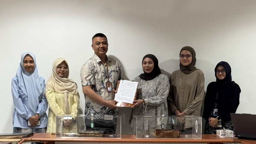 Dukung Sejarah Almamater, UPT Perpustakaan ITB Serah Terimakan Koleksi Dokumentasi untuk Museum ITB